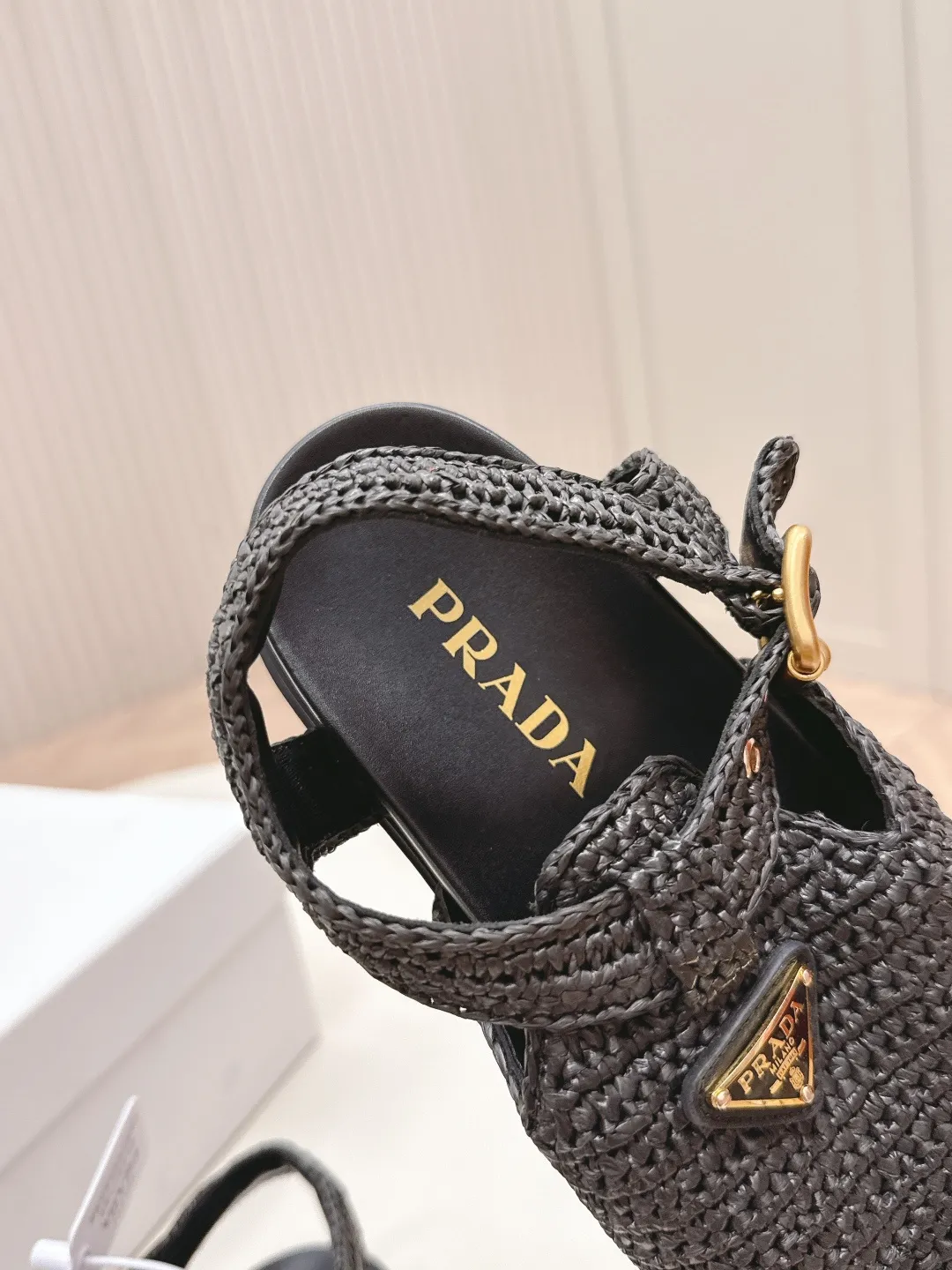 👟👟Ex-factory price 640👟👟 Original environmentally friendly PP paper material, high version prada Roman woven thick-soled rubber sandals, latest environmentally friendly ♻️PP material, high price, fully handmade crochet, just like knitting sweaters, slow work and meticulous work, retro fashionable and avant-garde thick-soled soles with rubber uppers, retro wood grain to meet the various choices of fashionable people of different styles! The iconic metal triangle logo is paired with the shape of ancient beach sandals. Every design element is fashionable! Code number 35-41
